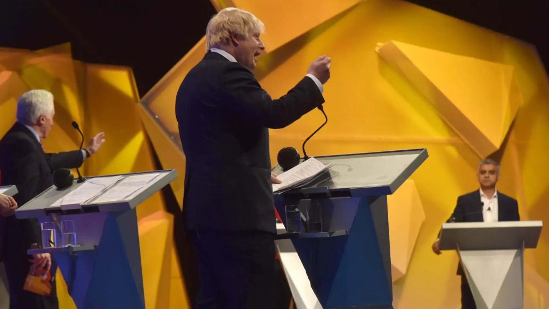 Fotografía cedida por la British Broadcasting Corporation (BBC) muestra al presentador David Dimbleby (C) durante el Gran Debate sobre el referendo de la UE con los miembros del Parlamento británico Boris Johnson (i), y el alcalde de Londres Sadiq Khan (d) en el Wembley Arena en Londres (R. Unido)