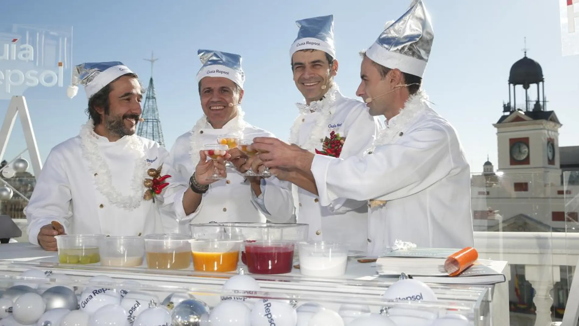 Diego Guerrero, Oriol Castro, Eduard Xatruch y Mateu Casañas durante la presentación de la Guía Repsol en la Puerta del Sol.