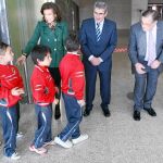 La presidenta de las Cortes, Josefa García Cirac, recibe a un grupo de niños castellanos y leoneses