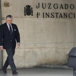 Luis Bárcenas ayer a su salida de los Juzgados de Plaza de Castilla