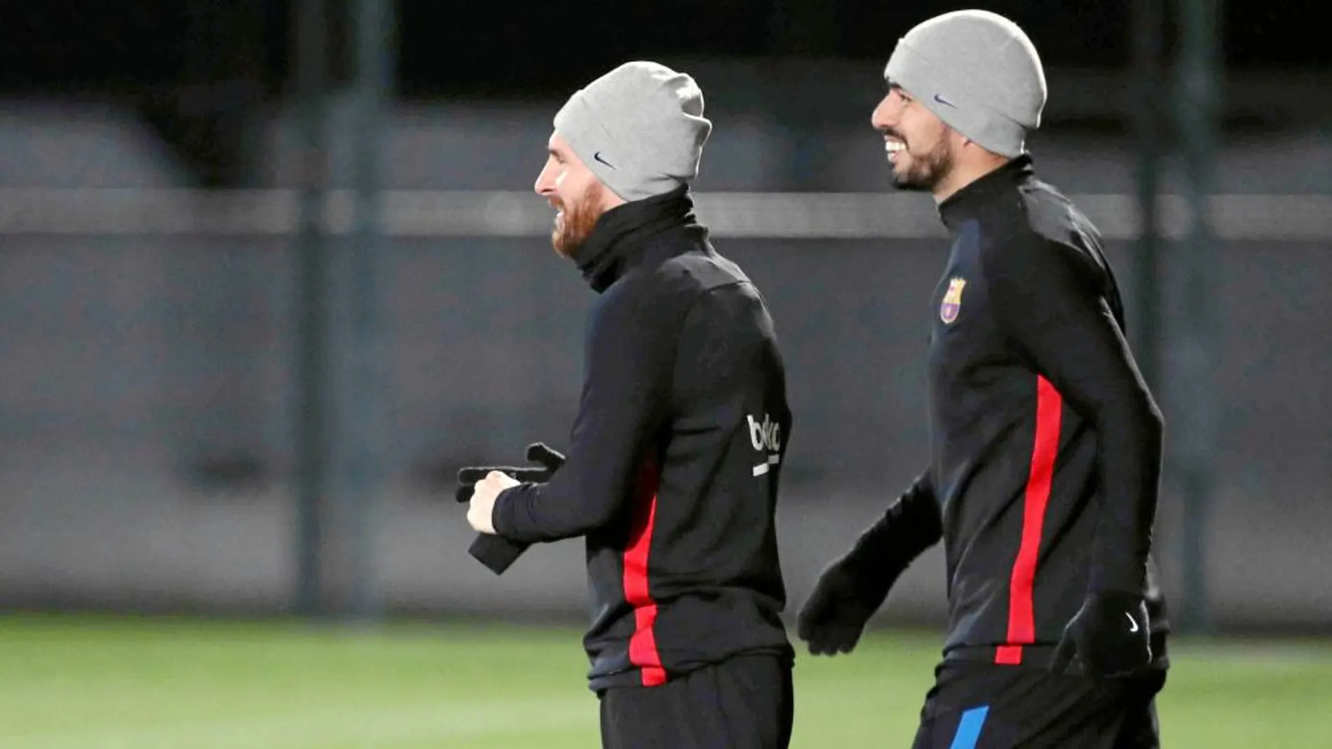 Los jugadores azulgrana Messi y Luis Suárez, durante el entrenamiento de ayer en la ciudad deportiva, a la espera del partido de hoy en Villarreal