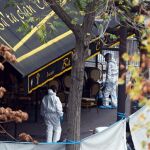 Investigadores a las afueras de la sala Bataclan tras los atentados