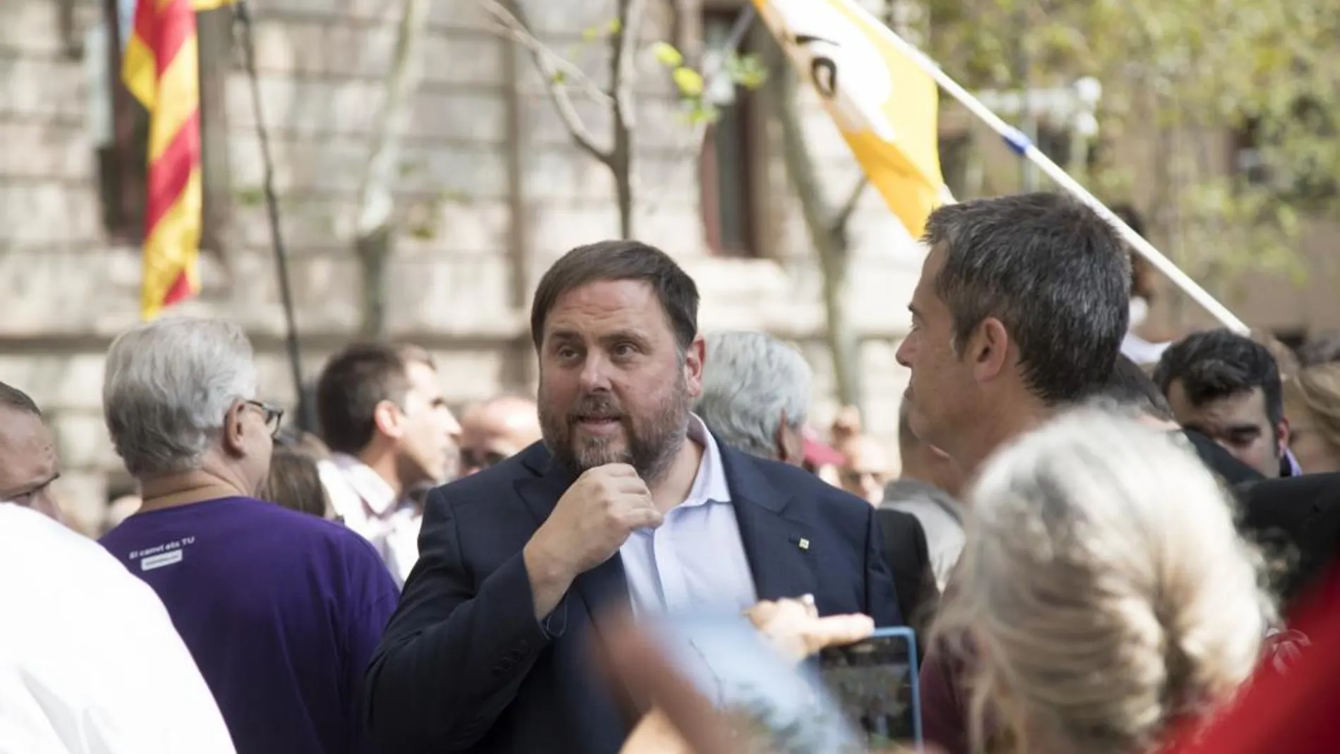 El vicepresidente de la Generalitat y consller de Economía, Oriol Junqueras, ha visitado la concentración, convocada por ANC y Òmnium