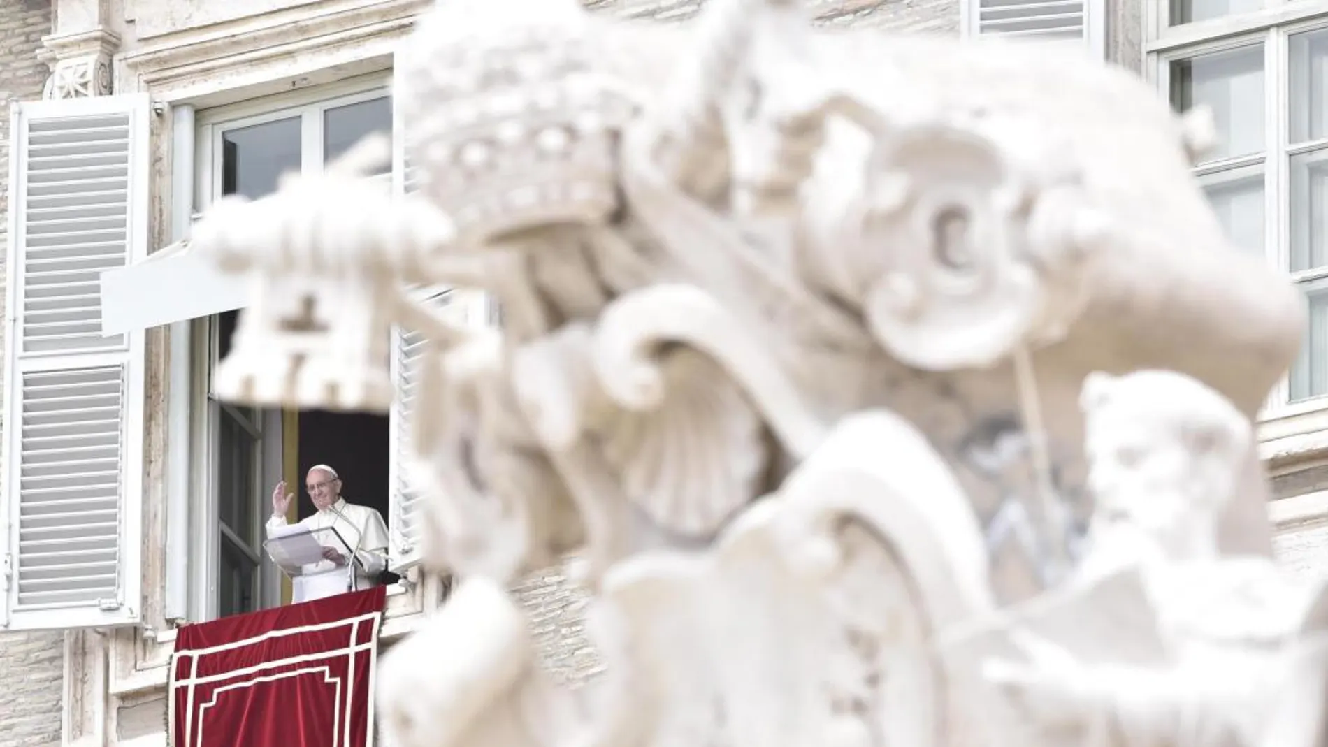 El Papa en el balcón de la Plaza de San Pedro