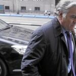 El ex tesorero del PP Luis Bárcenas entra a su domicilio en el conocido barrio de Salamanca