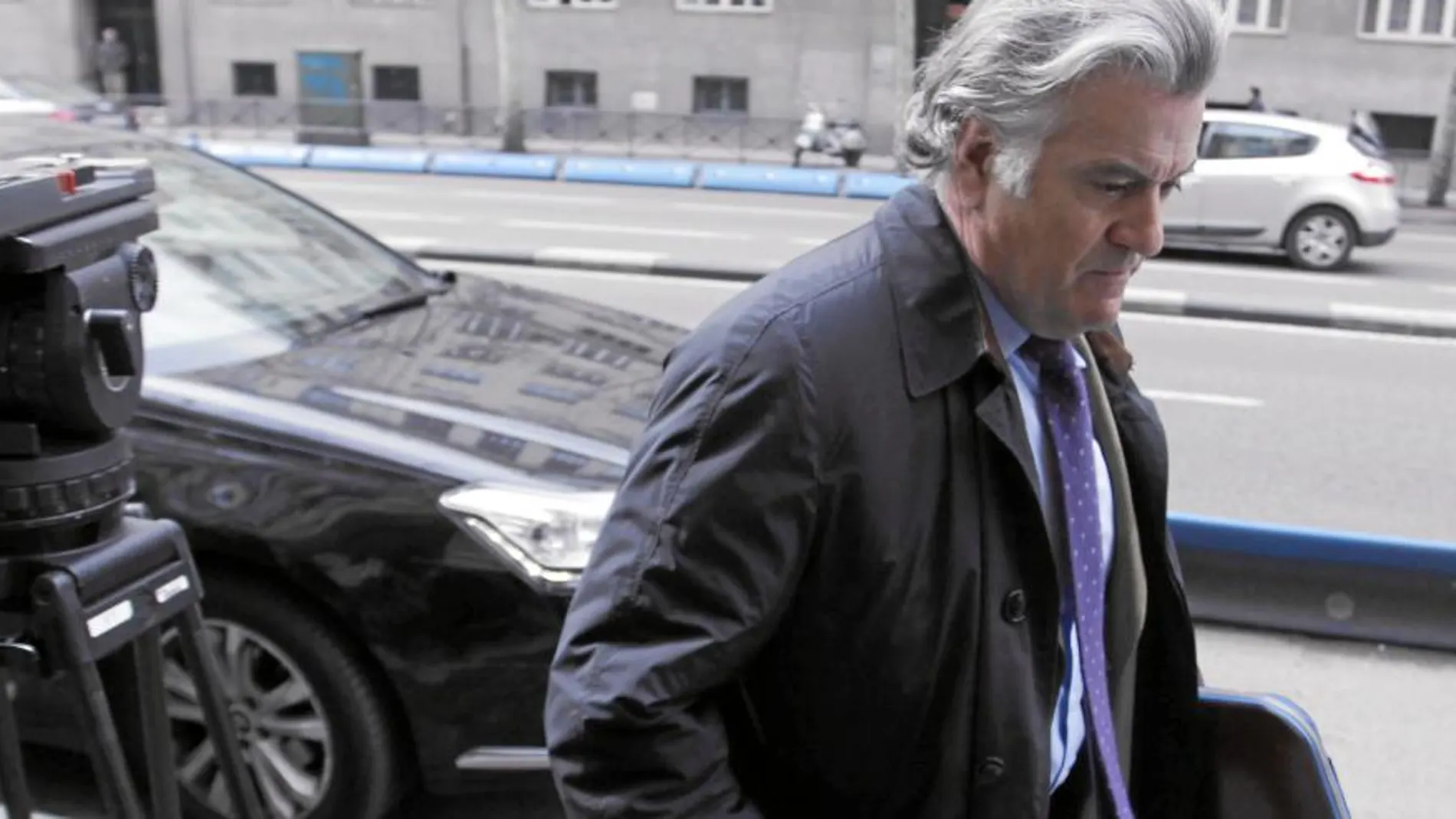 El ex tesorero del PP Luis Bárcenas entra a su domicilio en el conocido barrio de Salamanca