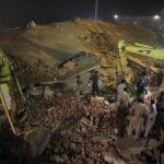 Al menos 16 muertos y 60 desaparecidos al derrumbarse una fábrica en Pakistán