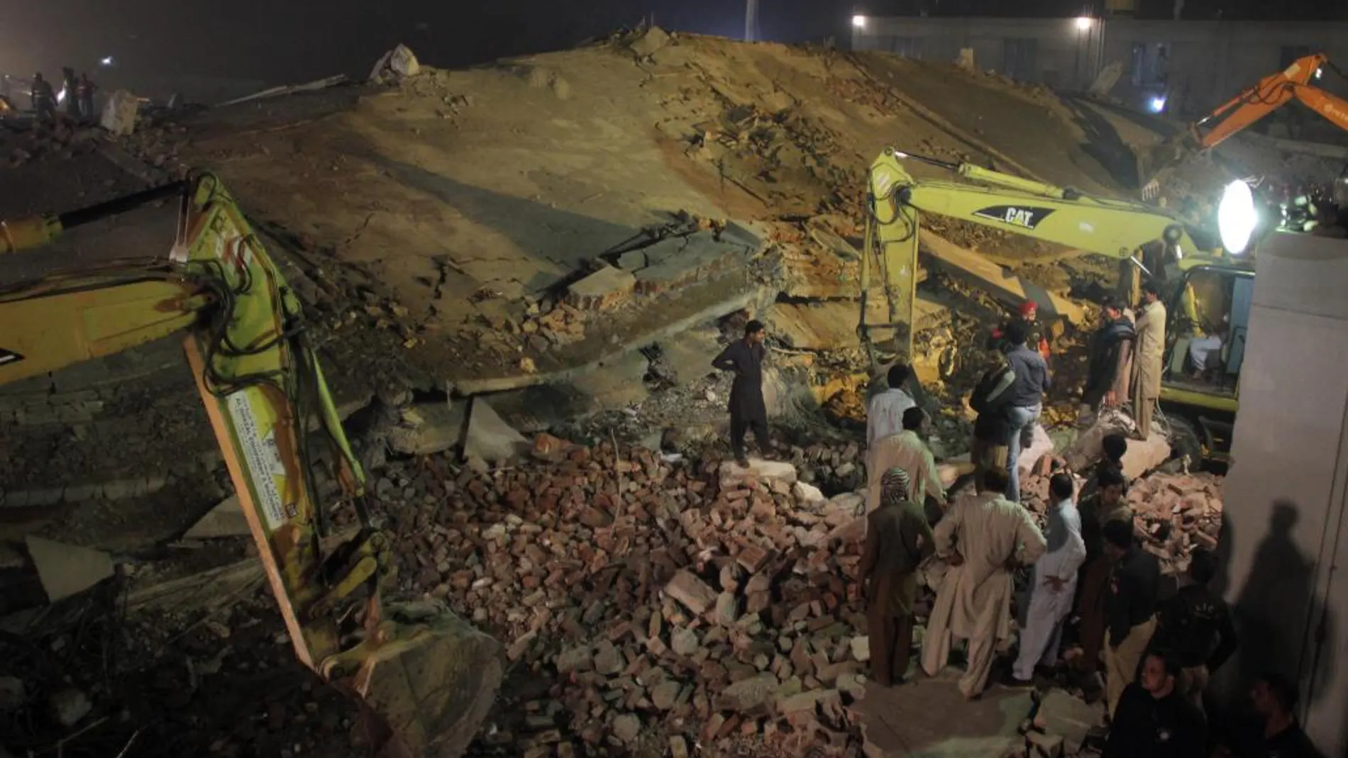 Al menos 16 muertos y 60 desaparecidos al derrumbarse una fábrica en Pakistán