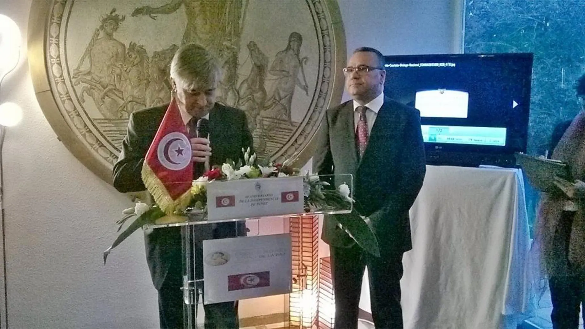 A la izquierda, instante en el que el señor Ignacio Ybáñez Rubio, hace uso de la palabra, acompañado del anfitrión tunecino (derecha).
