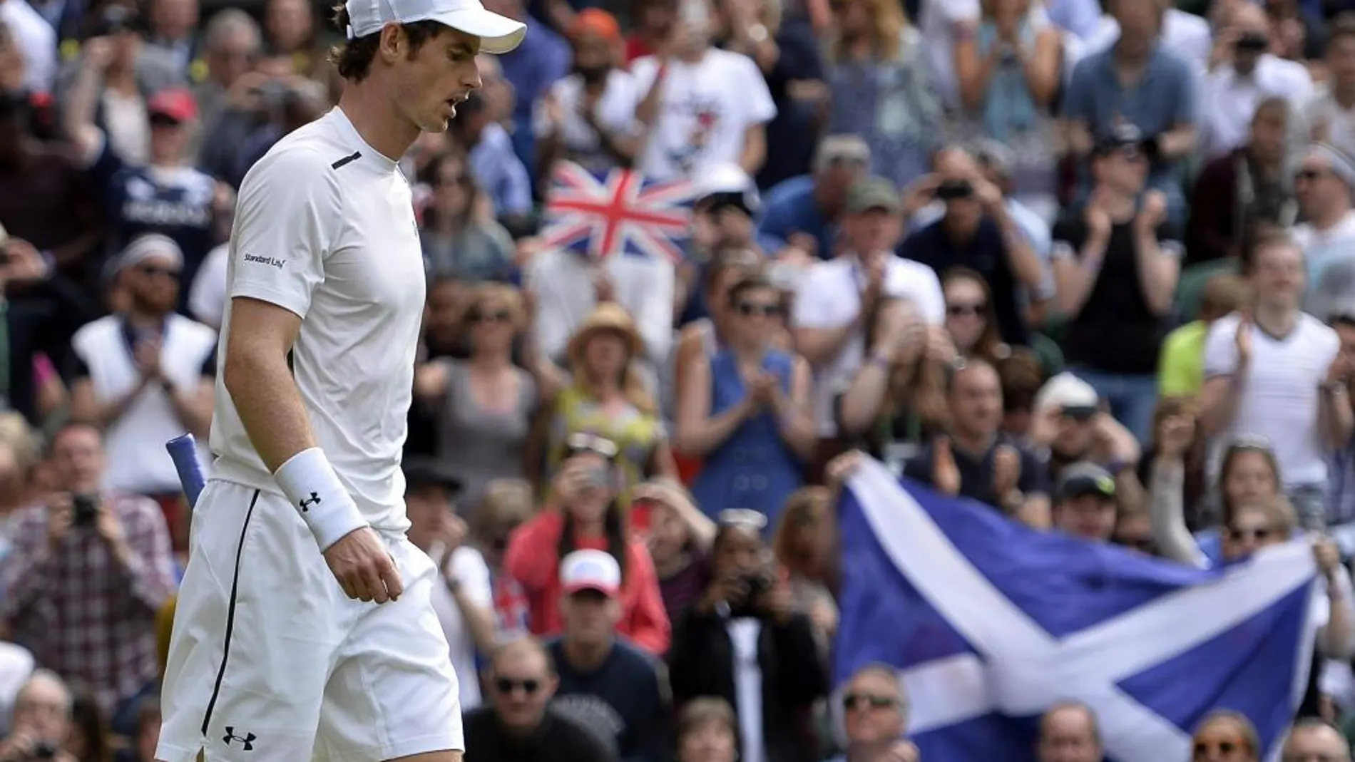 El tenista británico Andy Murray celebra su victoria contra el taiwanés Yen-Hsun Lu en la segunda ronda del torneo de Wimbledon