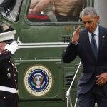 El presidente Barack Obama saluda a un marine al bajar del helicópetero al llegar a la Casa Blanca