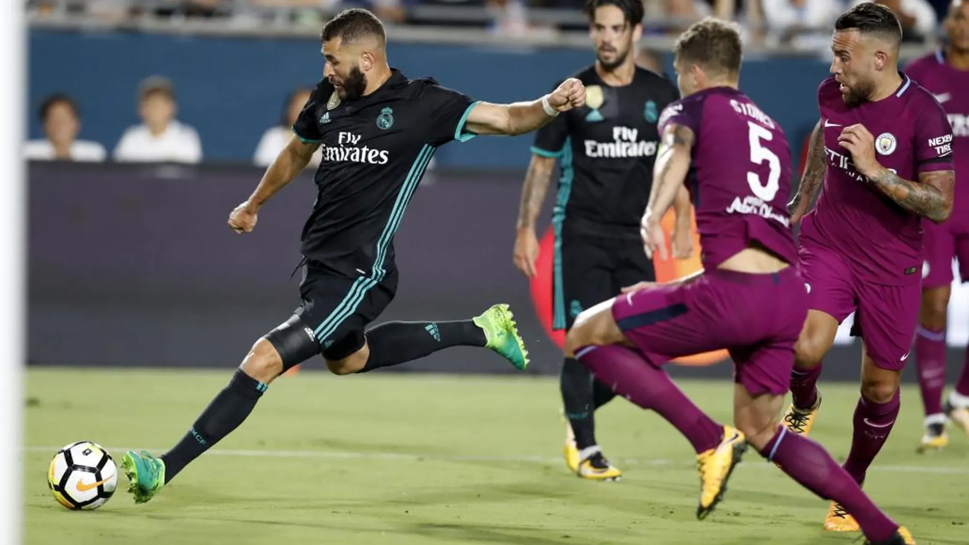 El jugador del Real Madrid Karim Benzema en acción durante su partido amistoso disputado contra el Manchester City en el Memorial Coliseum de Los Ángeles, California (EEUU)