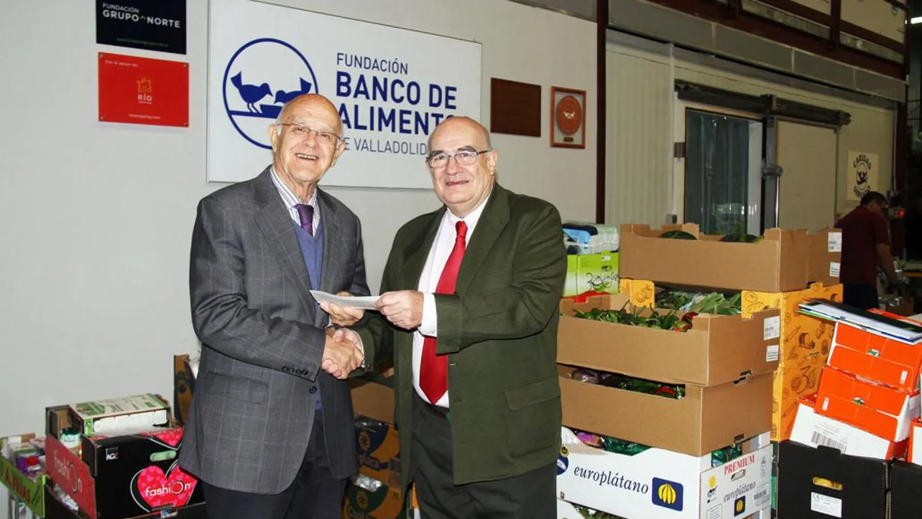 Jesús Mediavilla recibe el cheque de manos de Javier Ojeda