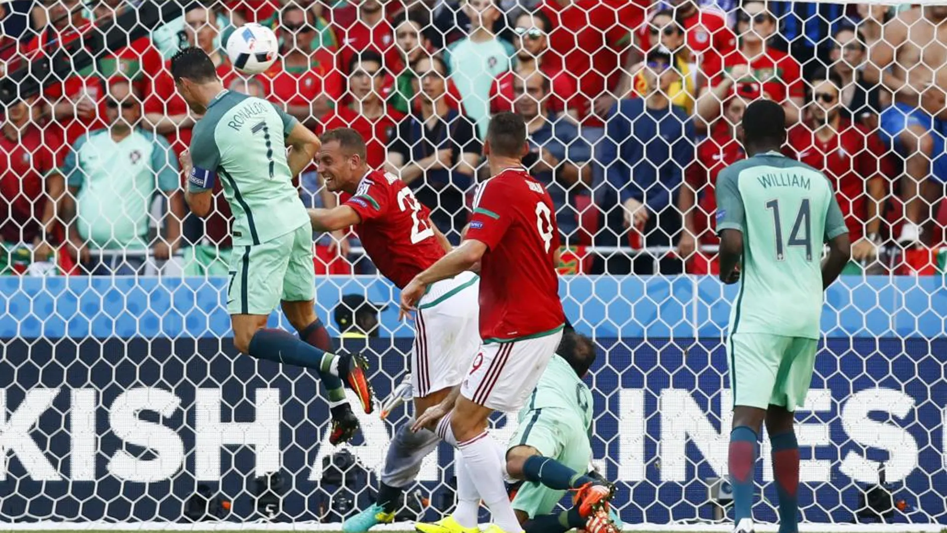 Cristiano Ronaldo marca de cabeza el tercer gol de Portugal