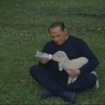 Berlusconi apadrina a cinco corderos y pide que no se coman en Pascua