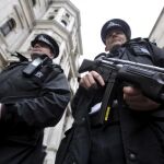 Dos agentes de policía armados patrullan una calle del centro de Londres
