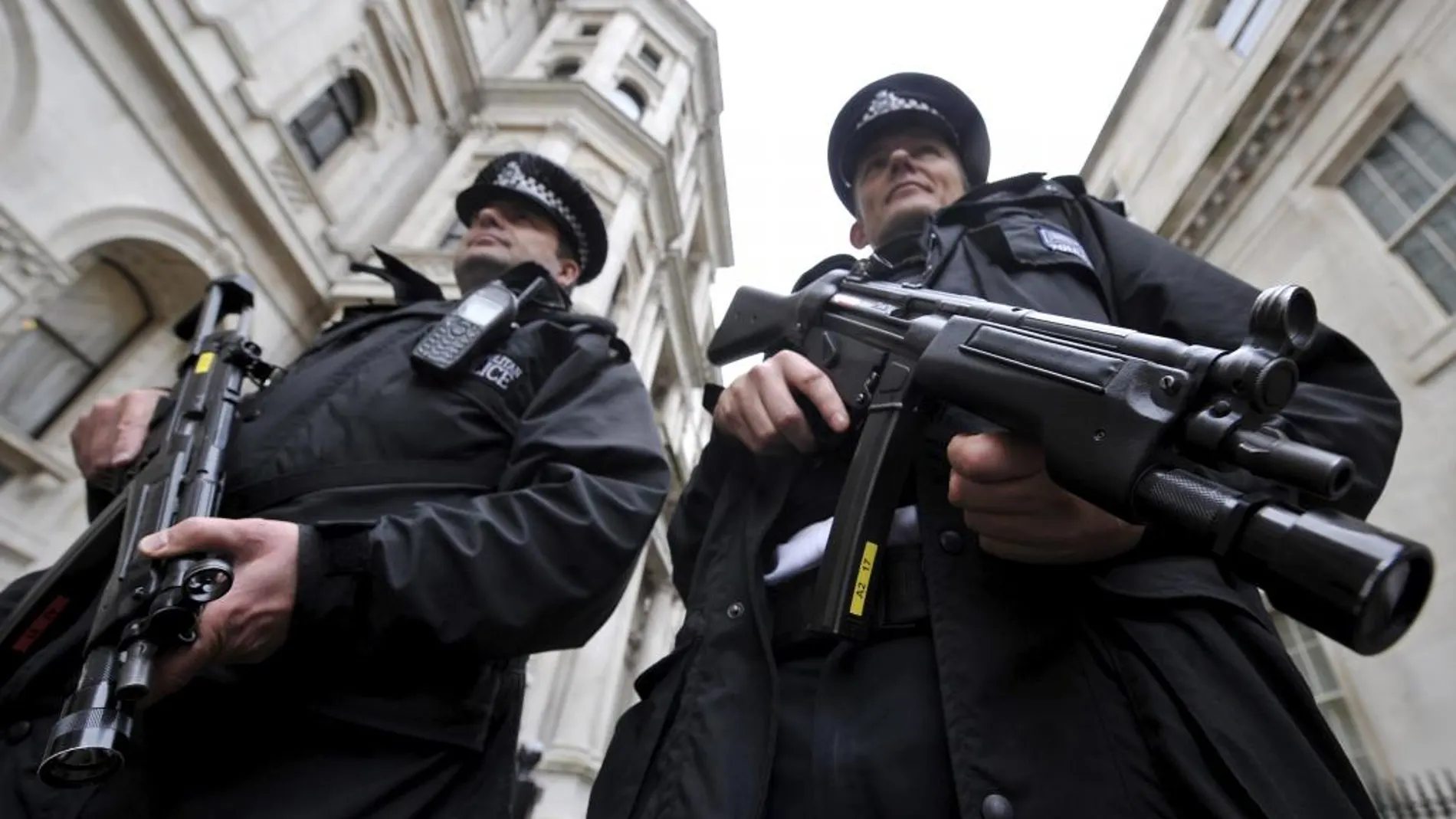 Dos agentes de policía armados patrullan una calle del centro de Londres