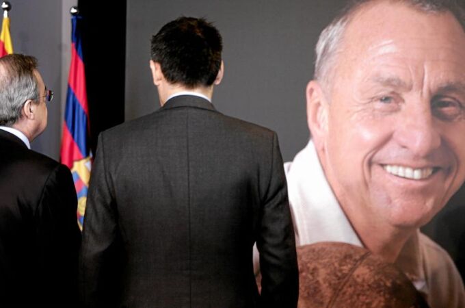 Florentino Pérez y Bartomeu, ayer en el Camp Nou, frente a la imagen de Johan Cruyff