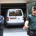 Efectivos policiales en el domicilio de Sandro Rosell