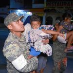 Un soldado ayuda a evacuar a la población afectada por el terremoto en la costa de Chiapas, al sur del país.