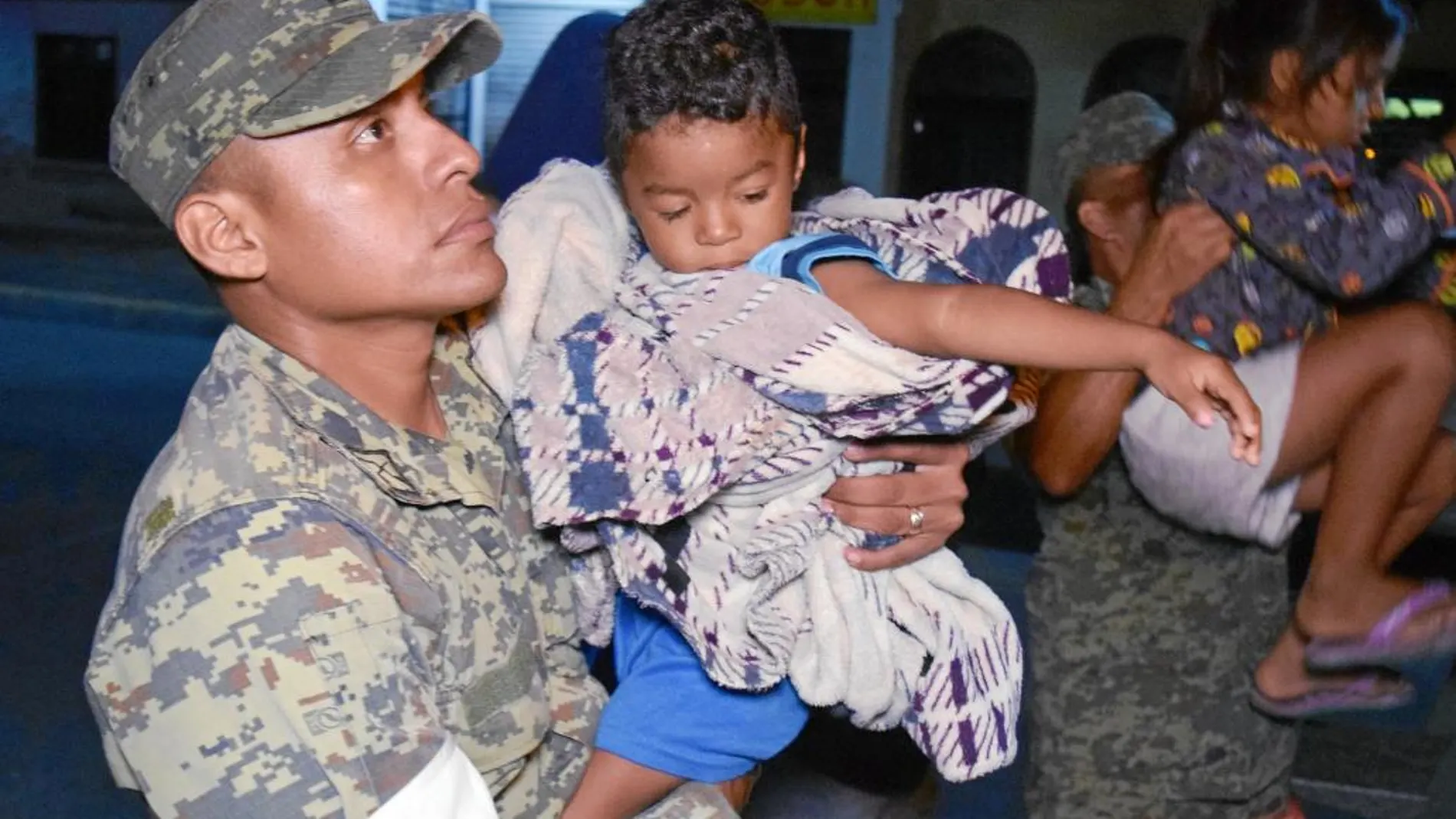 Un soldado ayuda a evacuar a la población afectada por el terremoto en la costa de Chiapas, al sur del país.