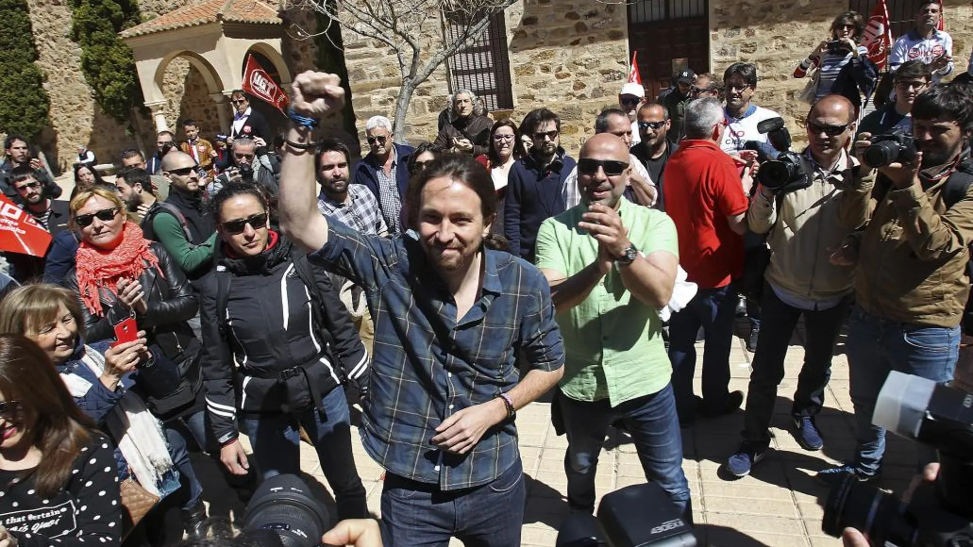 El secretario general de Podemos, Pablo Iglesias (c), durante su participación en la manifestación convocada por CCOO y UGT con motivo del Día Internacional del Trabajo en Puertollano (Ciudad Real).
