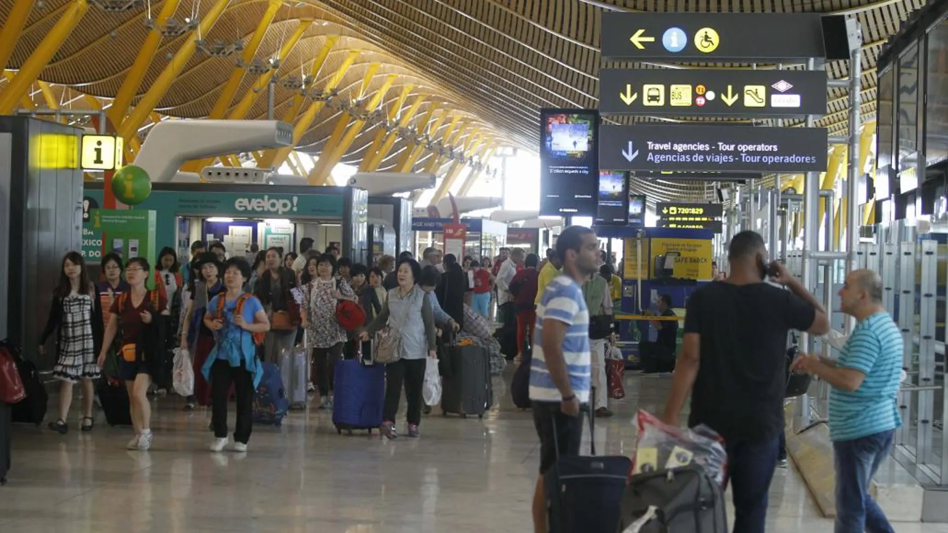 Vista de la T4 del aeropuerto Madrid Barajas en una jornada de huelga de los controladores aéreos el pasado día 26