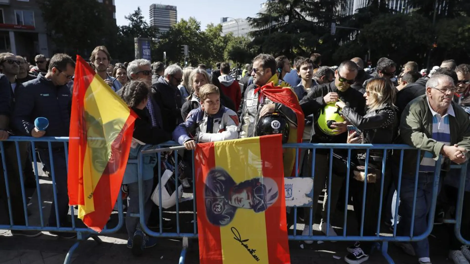 Miles de asistentes durante el homenaje al 12+1 veces campeón del mundo de motociclismo, Ángel Nieto.