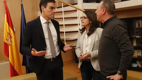 El secretario general de los socialistas, Pedro Sánchez, durante la reunión que mantuvo con la líder de Compromís, Mónica Oltra, y el diputado Joan Baldovi