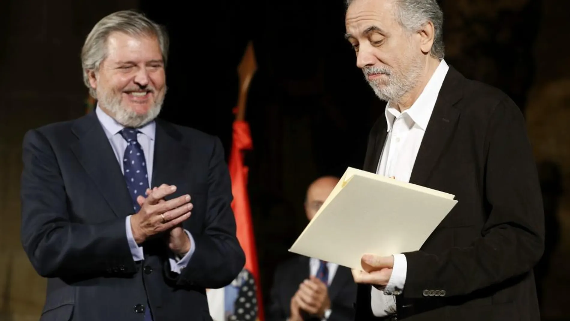 El ministro de Cultura, Íñigo Méndez de Vigo, entrega a Fernando Trueba el Premio Nacional de Cinematografía 2015.