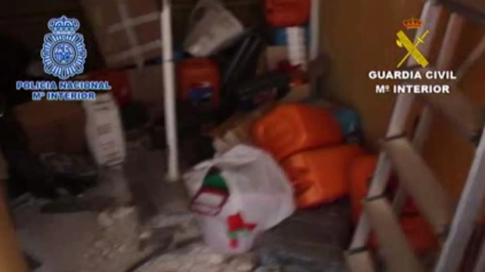 Todas las estancias de la vivienda se encontraban repletas de objetos inservibles, muebles rotos y bolsas de basura