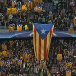  El Camp Nou, lleno de esteladas, pita sonoramente al himno de la UEFA