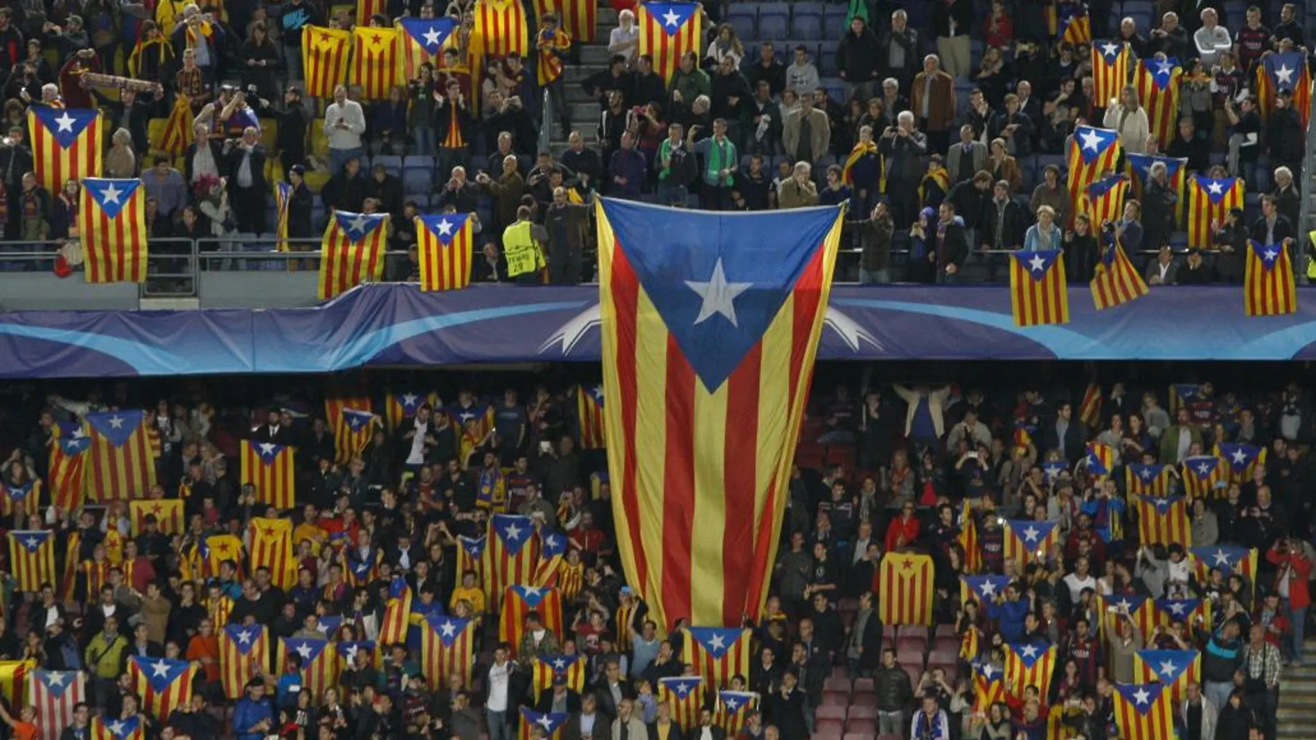 Los seguidores del FC Barcelona protestan la sanción de la UEFA enseñando esteladas durante el encuentro