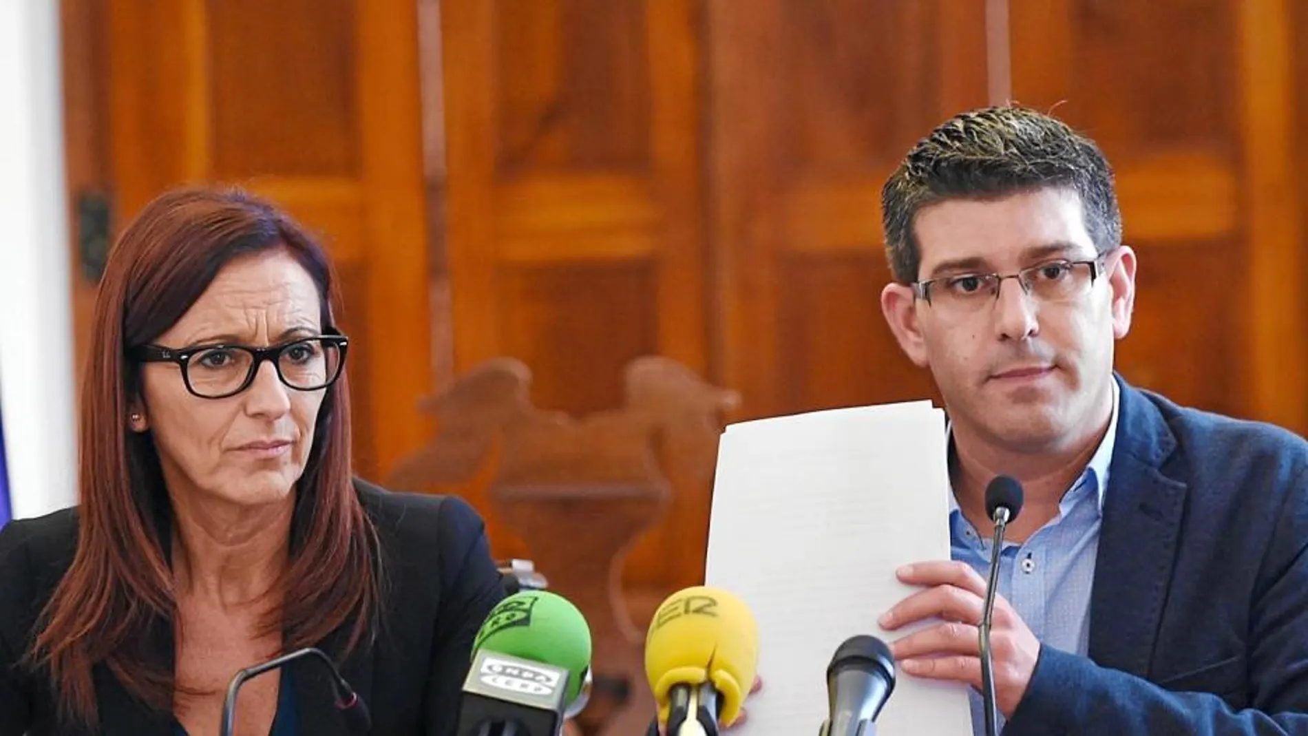Jorge Rodríguez y María Josep Amigó atendiendo a los medios