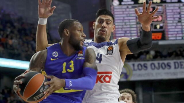 El pívot mexicano del Real Madrid, Gustavo Ayón (d) lucha por el balón ante el alero estadoundiense Sonny Weems (i) del Maccabi Tel Aviv Maik Zirbes