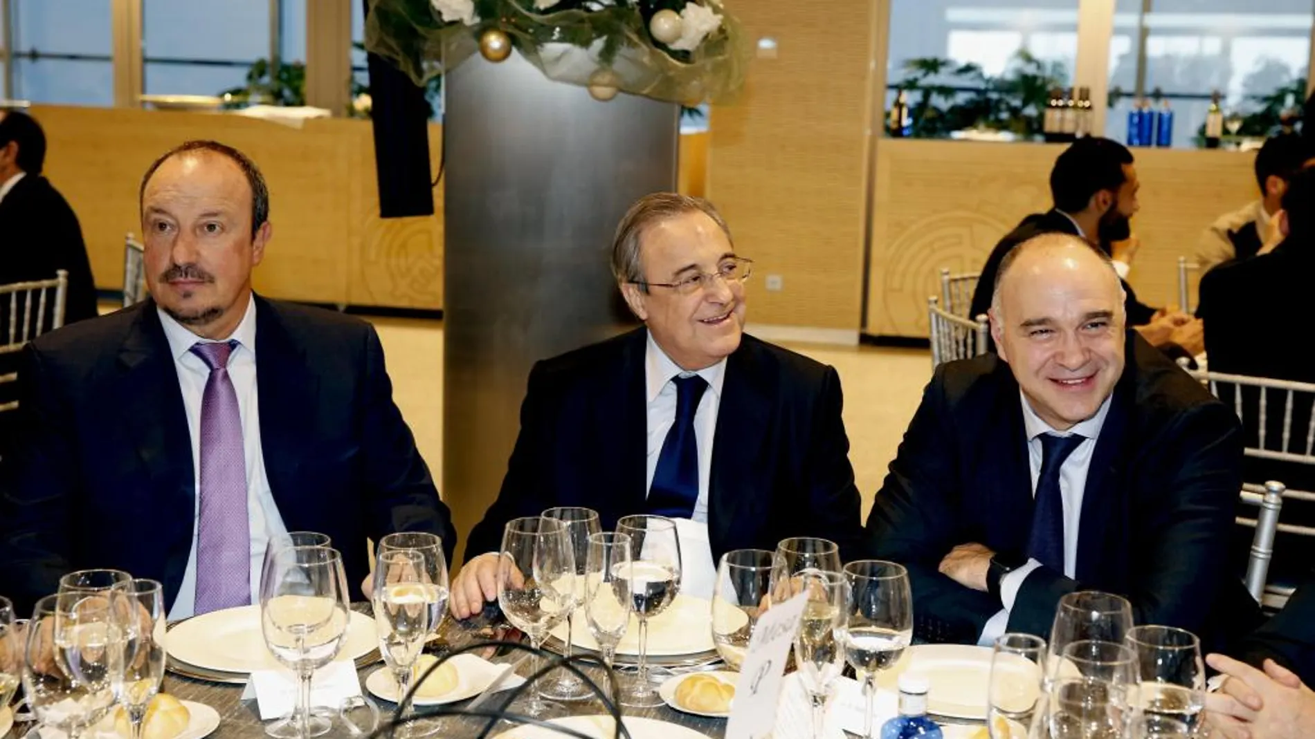 El entrenador del Real Madrid Fútbol, Rafa Benítez, el presidente del club, Florentino Pérez, y el entrenador del Real Madrid Baloncesto, Pablo Laso