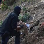 Un agente de la Guardia Civil en el momento de levantar el zulo en el que se encontraba el subfusil