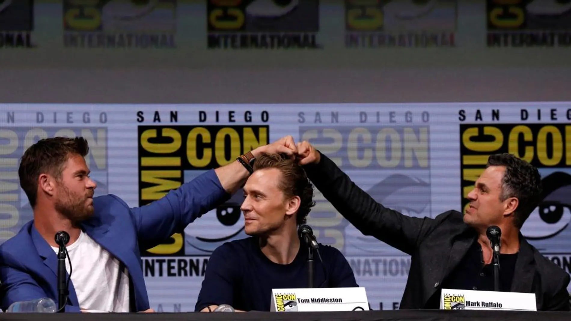 Chris Hemsworth, Tom Hiddleston y Mark Ruffalo ante el panel de "Thor: Ragnarok"durante la Comic-Con celebrada en San Diego