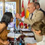 Jesús Julio Carnero da posesión a la nueva diputada Noelia García, alcaldesa de Villabrágima, durante el Pleno