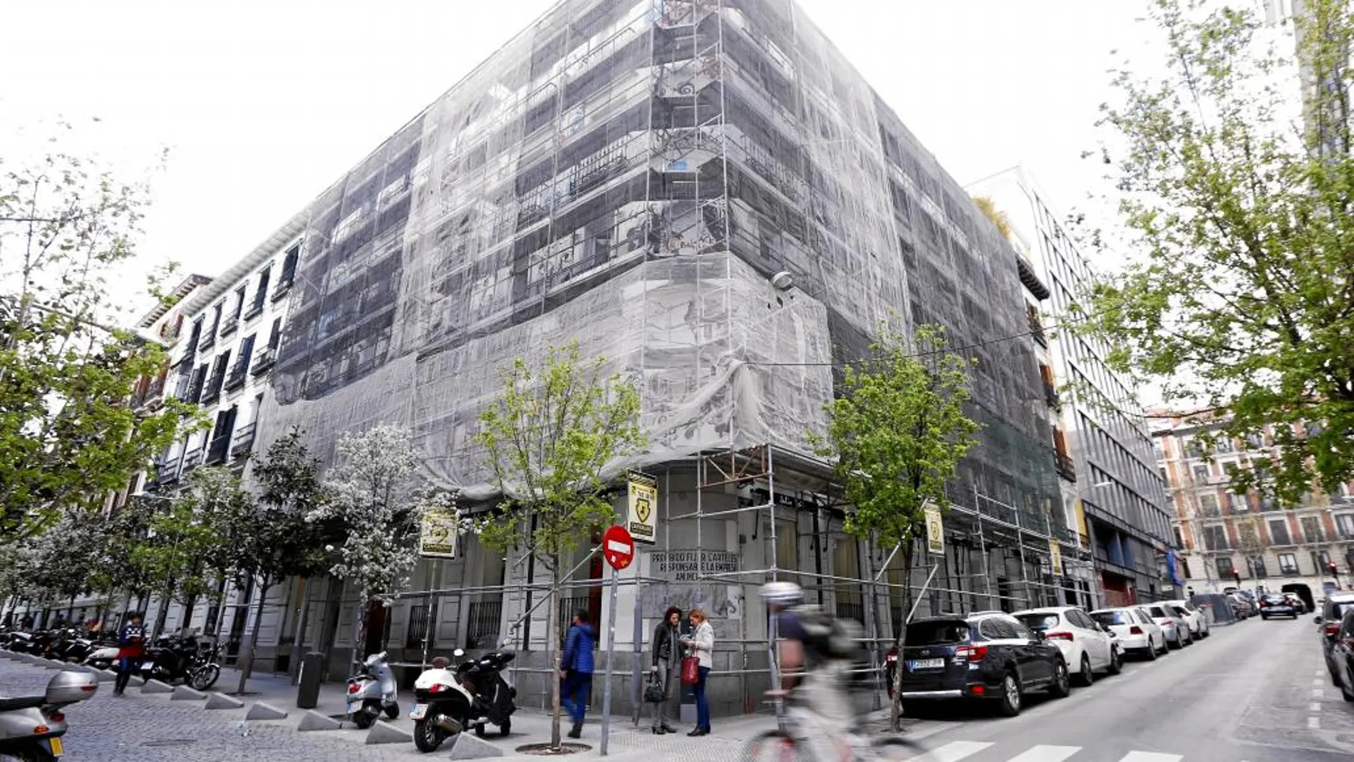 Los andamios cubren ya prácticamente toda la fachada del palacete del barrio de Justicia, decorada con frescos desde el año 2008 que ya no se aprecian desde la calle