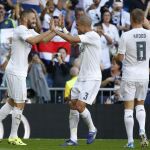 Karim Benzema recibe la felicitación de 'Pepe' y Kroos tras marcar ante el Granada.