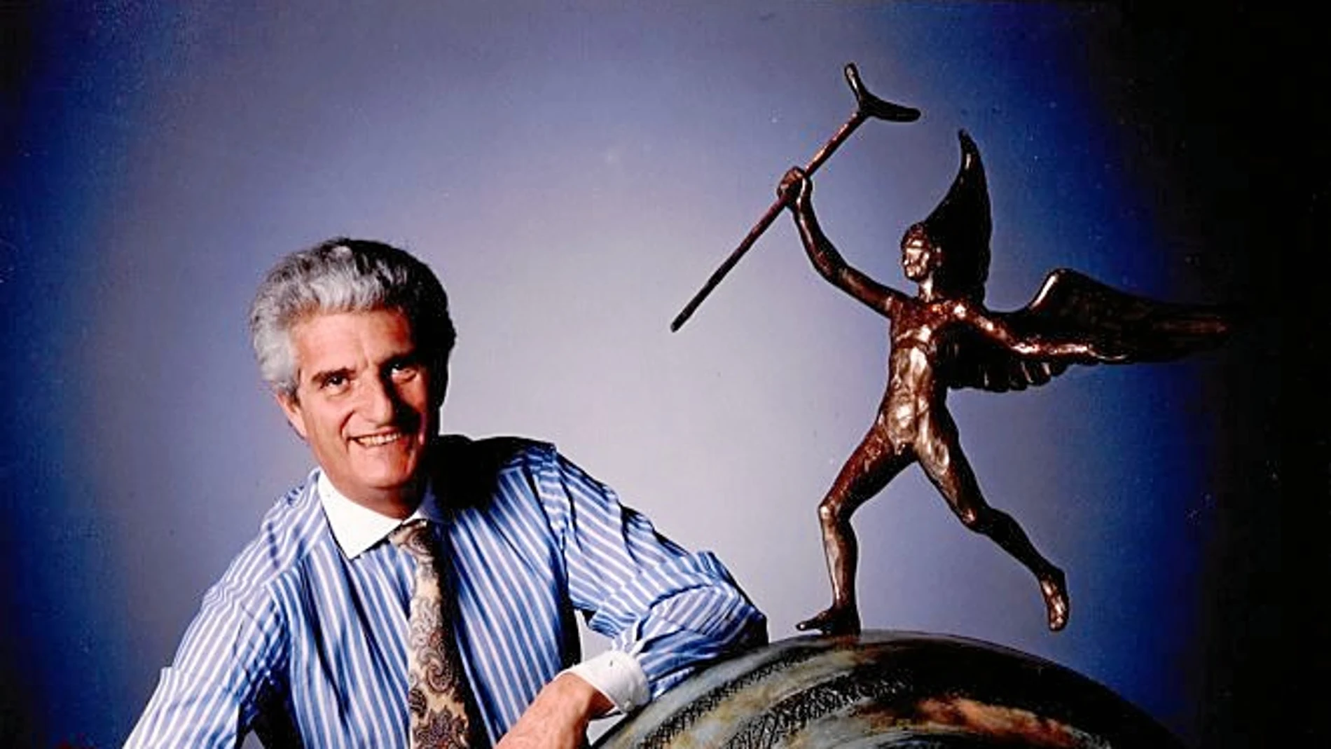 Beniamino Levi, en la imagen, posa con una de las esculturas de su colección