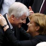 Ángela Merkel con el conservador Horst Seehofer, uno de los afectados