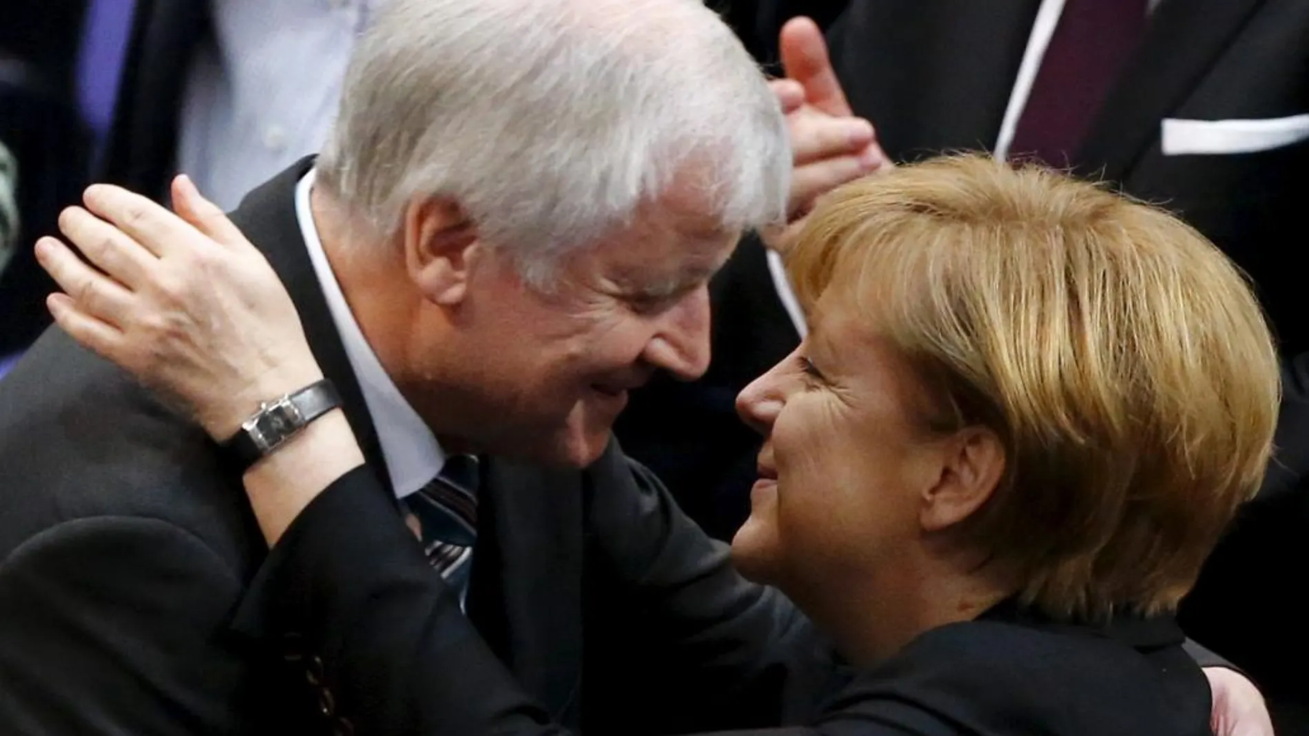 Ángela Merkel con el conservador Horst Seehofer, uno de los afectados