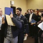 Un acusado se cubre el rostro en los juzgados de Colonia a su llegada a una vista