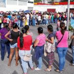 Decenas de venezolanos hacen cola para conseguir productos de primera necesidad en un barrio de Caracas