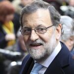 Rajoy huirá del cuerpo a cuerpo y se rodeará de sus ministros en la campaña