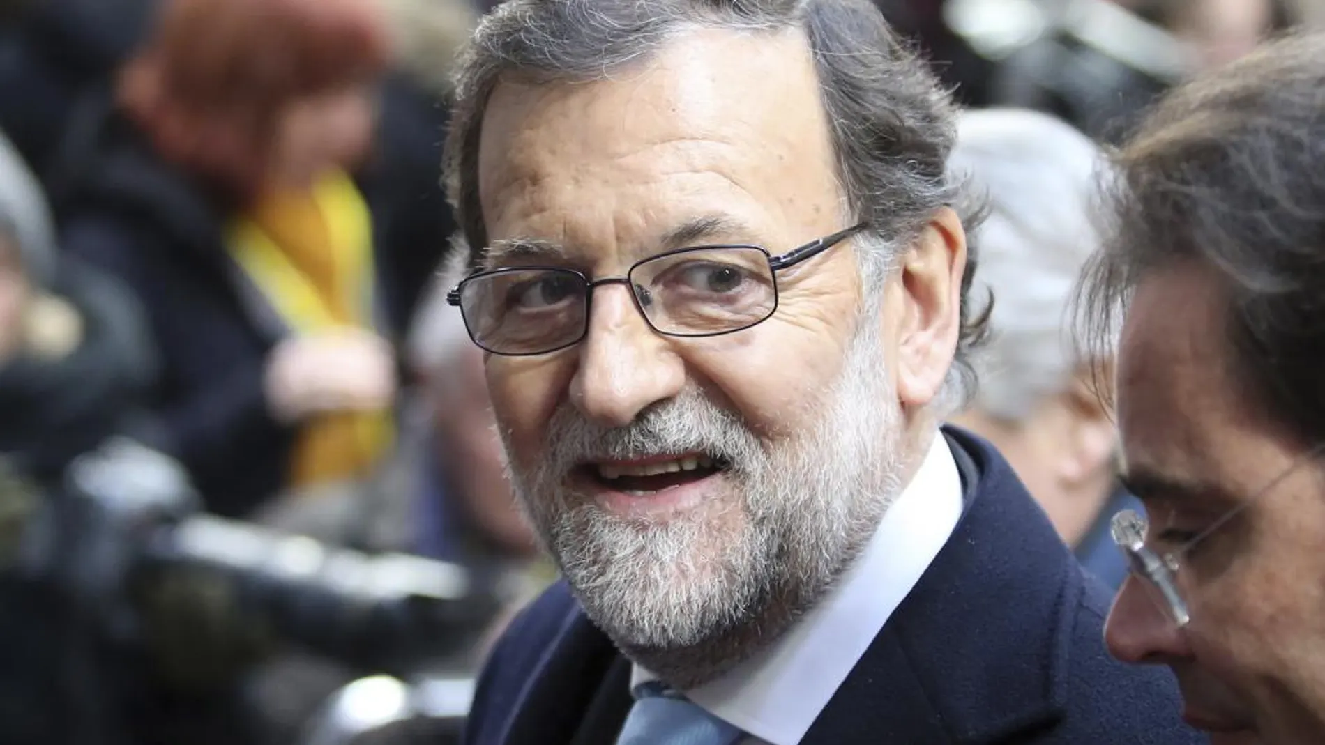 Rajoy huirá del cuerpo a cuerpo y se rodeará de sus ministros en la campaña