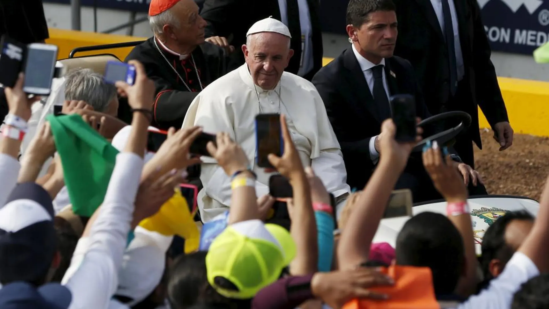 El Papa durante el encuentro con los jóvenes