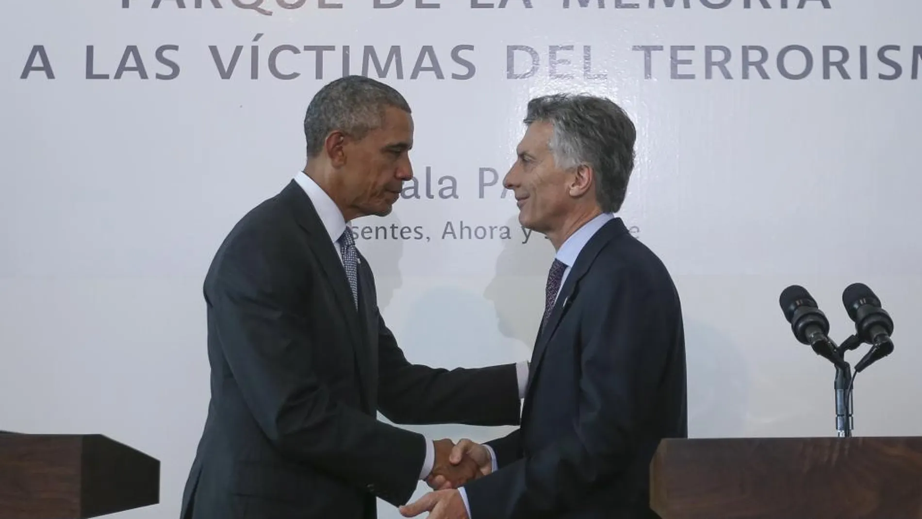 Barack Obama junto a su homólogo argentino durante una rueda de prensa tras una ofrenda floral a las víctimas de la última dictadura militar.